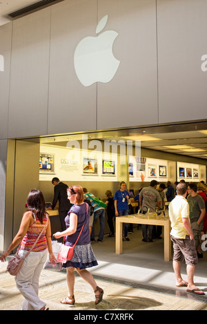 Apple-Store in einem Einkaufszentrum Stockfoto