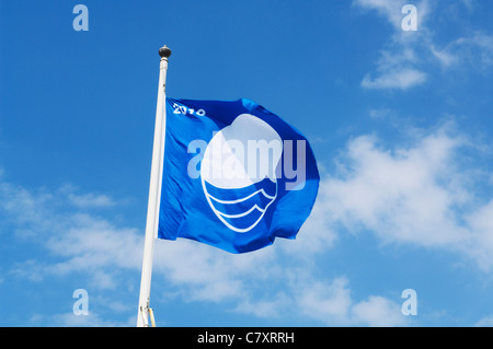 Die Blaue Flagge 2010 fliegt in Westward Ho! Devon, England. Stockfoto