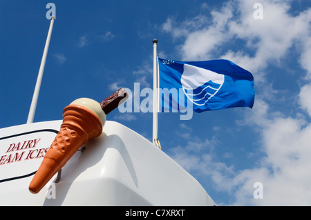 Eiswagen und die Blaue Flagge 2010 fliegen in Westward Ho! Devon, England. Stockfoto