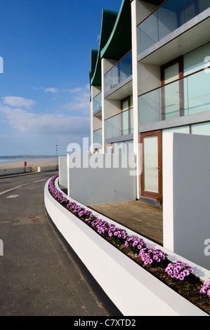 Die preisgekrönten Nautilus Apartments vom Architekten Kerl auf der Grünen Wiese an der Küste des Badeortes Westward Ho!, Devon, England. Stockfoto