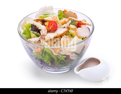 Salat "Caesar" mit weißem Hühnerfleisch auf weiß Stockfoto