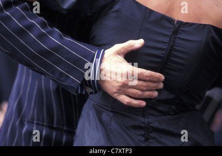 Argentinien, Buenos Aires: Nahaufnahme der Hand eines Mannes, die Tango tanzen Stockfoto