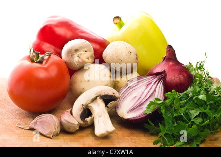 gemischtes Gemüse auf dem Schreibtisch isoliert auf weißem Hintergrund - Tomate, Tomaten, Paprika, Champignons, Zwiebel, Knoblauch, Petersilie Stockfoto