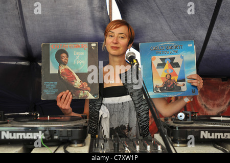 Vierzig Jahre alten weiblichen DJ zeigt einige ihrer jazz-Platten Stockfoto