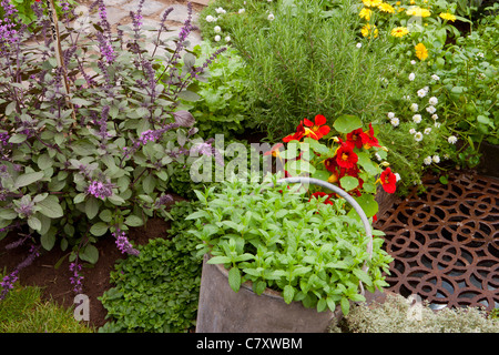 Der alte Brennofen Hof-Designer Paul Taylor, Alchemie Gärten, vergeben Silber vergoldet Flora Sponsor Cottage Herbery Stockfoto