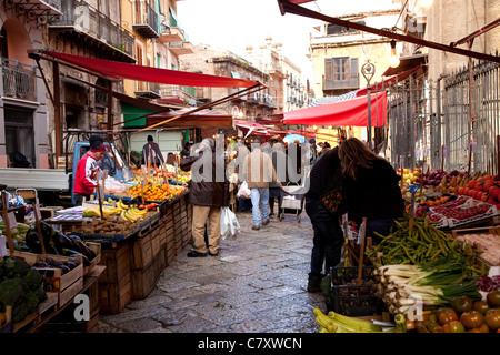 Traditionelle Geschäfte und Stände in Il Capo, Altmarkt in Palermo, Sizilien, Sicilia, Italien Stockfoto