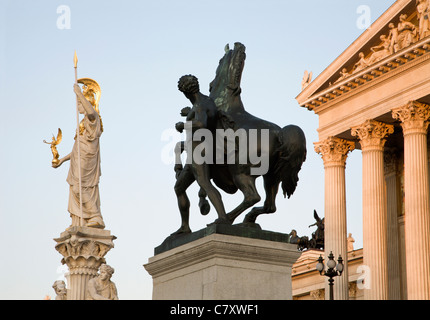 Wien - Parlament Statue und Athena funtain Stockfoto