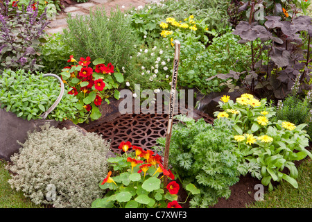 Der alte Brennofen Hof-Designer Paul Taylor, Alchemie Gärten, vergeben Silber vergoldet Flora Sponsor Cottage Herbery Stockfoto