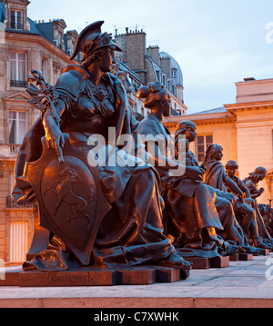 Paris - die Statue von L'Europe, von Pierre Alexandre Schönewerk vor dem Musée d'Orsay Museum ab Ende 19. Cent Stockfoto