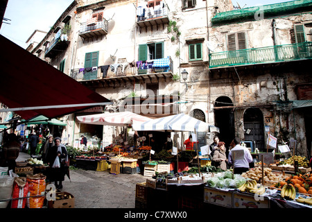 Traditionelle Geschäfte und Stände in Capo, Altmarkt in Palermo, Sizilien, Sicilia, Italien Stockfoto