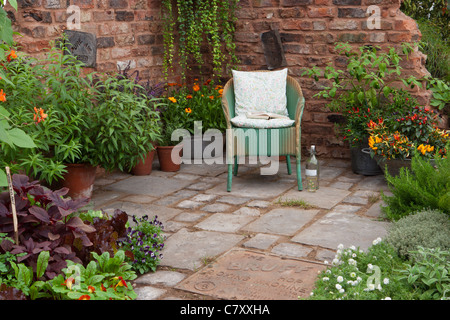 Der alte Brennofen Hof-Designer Paul Taylor, Alchemie Gärten, vergeben Silber vergoldet Flora Sponsor Cottage Herbery Stockfoto