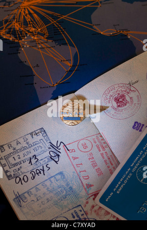 Vintage Pan American Airlines Stewardess Pin, Passport Wings und Route Map, USA Stockfoto