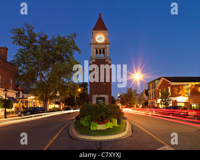 Kanada, Ontario, Niagara-on-the-Lake, der Clock Tower (Kenotaph) auf der Queen Street in der Abenddämmerung Stockfoto