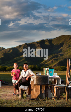 Mongolische Frau nehmen Pose mit Enkelin in ihrer Küche, Selenge, Mongolei Stockfoto