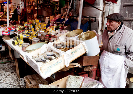 Alter Mann im traditionellen Fisch-Shop Verkauf von Meeresfrüchten und getrockneter Fisch in Capo, Altmarkt in Palermo, Sizilien, Sicilia, Italien Stockfoto