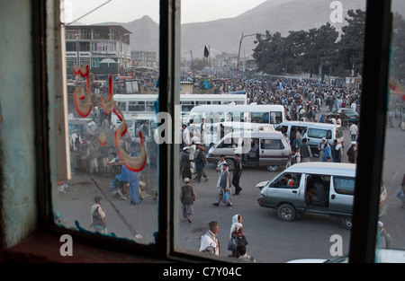 Busse und Kleinbusse warten auf Fahrgäste in zentrale Kabul, Afghanistan, September 2004 Stockfoto