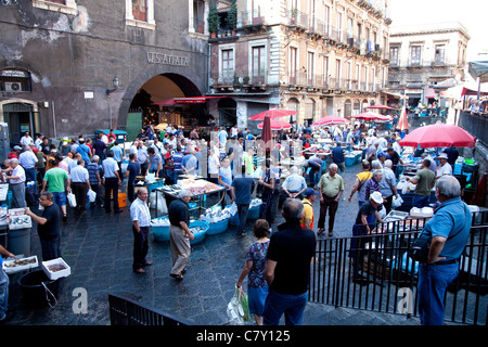 Traditionelle Fish shop Verkauf Meeresfrüchte am alten Markt in Catania, Sizilien, Sicilia, Italien Stockfoto