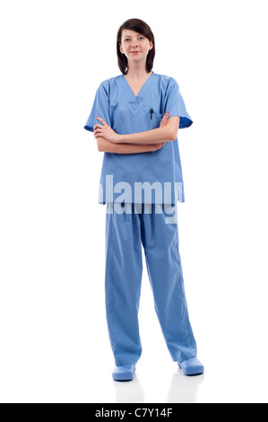Volle Länge des jungen Nuse, Scrubs – Die Anfänger Arzt tragen Blau stehen isoliert auf weißem Hintergrund Stockfoto