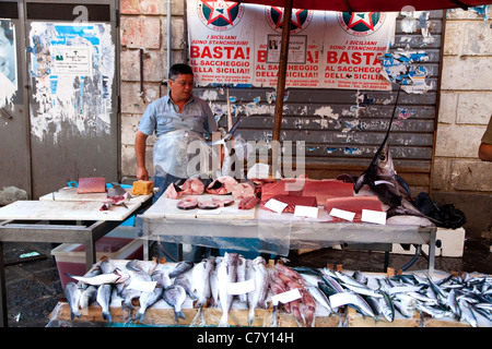 Traditionelle Fish shop Verkauf Meeresfrüchte am alten Markt in Catania, Sizilien, Sicilia, Italien Stockfoto