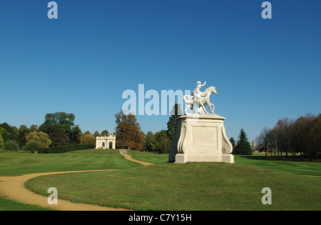 Landschaftsgärten im Wrest Park; Statue im Vordergrund, Fernansicht der Orangerie im Hintergrund. Silsoe, Bedfordshire, Großbritannien Stockfoto