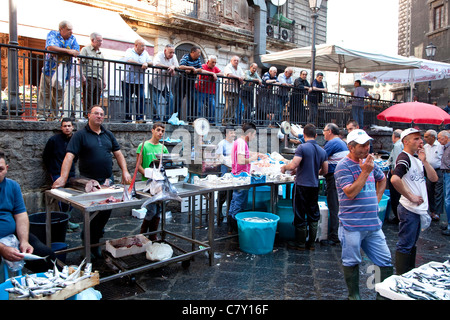 Traditionelle Fish shop Verkauf Meeresfrüchte am alten Markt in Catania, Sizilien, Sicilia, Italien Stockfoto