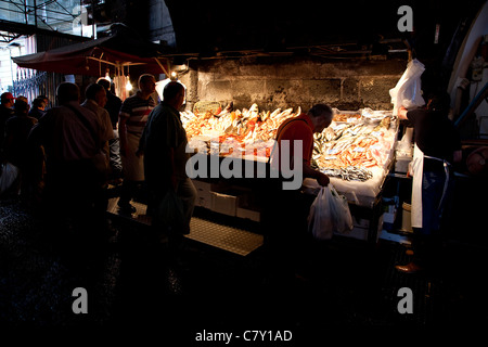 Traditionelle Fish shop Verkauf Meeresfrüchte am alten Markt in Catania, Sizilien, Sicilia, Italien Stockfoto