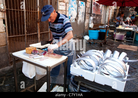 Traditionelle Fish shop Verkauf Meeresfrüchte am alten Markt in Catania, Sizilien, Sicilia, Italien Stockfoto