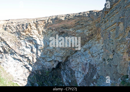 Interessante Verrenkungen in die Gesteinsschichten Schichten der erodierten Felsen in der Nähe von Bedruthan Steps an zerklüfteten Nordküste Cornwalls Stockfoto