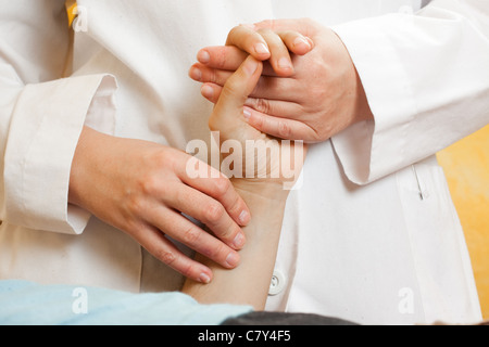Arzt einen Patienten Puls überprüfen Stockfoto