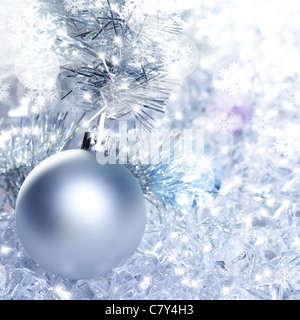 Christbaumkugeln Silber auf Winter-Eis mit Stern-Symbolformen Stockfoto