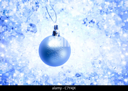 Silber von Weihnachtskugel auf blaue Winter Eis Hintergrund Stockfoto