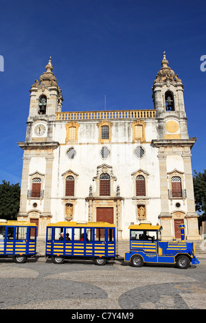 Ein Sightseeing-Zug fährt vorbei an die Muttergottes Carmo Kirche in Faro, Portugal. Stockfoto