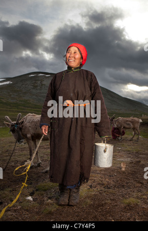 Tsaatan Frau nehmen Pose nach dem Melken Rentier am Abend im Tsagaan Nuur Khovsgol, Mongolei Stockfoto