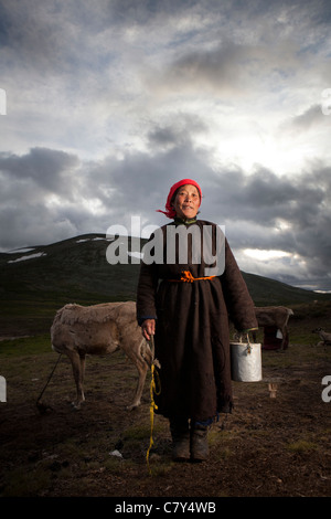 Tsaatan Frau nehmen Pose nach dem Melken Rentier am Abend im Tsagaan Nuur Khovsgol, Mongolei Stockfoto