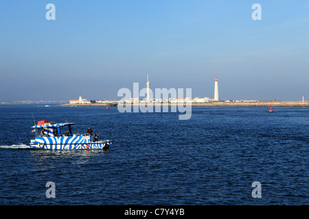 Katamaran Segeln in der Nähe von Faro, Algarve, Portugal. Stockfoto