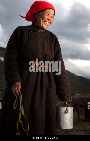 Tsaatan Frau nehmen Pose nach dem Melken Rentier am Abend im Tsagaan Nuur Khovsgol, Mongolei Stockfoto