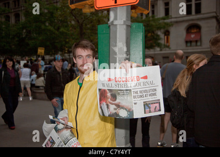 Wall Street Demonstranten in New York City im Zuccotti Park halten Sie ihre Zeitung Publikation zu besetzen. Stockfoto