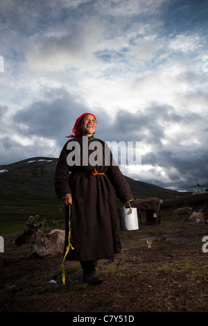 Tsaatan Frau nehmen Pose nach dem Melken Rentier am Abend im Tsagaan Nuur Khovsgol, Mongolei Stockfoto