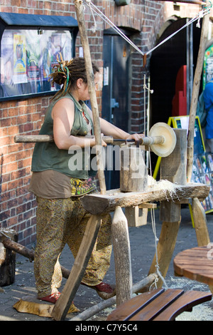 Ein Mädchen arbeitet eine Drechselbank bei einer Demonstration von Holz in Banbury Oxfordshire-England Stockfoto