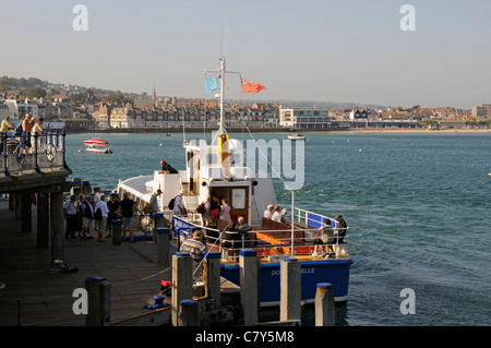 Fluggästen eine Reise Tagesboot Dorset Belle auf Swanage Bay auf der Dorset Küste England Südengland Stockfoto