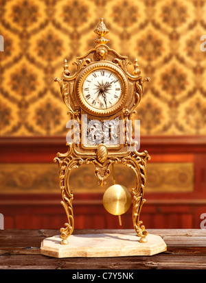 alte Vintage Messing Pendeluhr Stockfoto