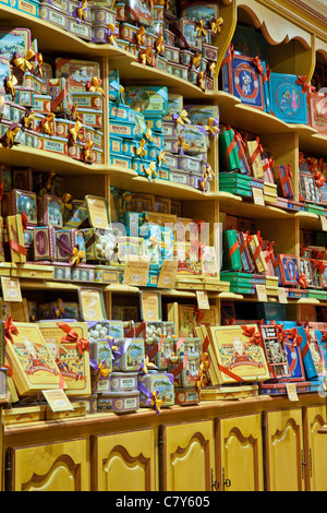 Bunte Dosen Kekse und Pralinen auf dem Display Regale in einem süßen Shop oder Candy Shop in Brügge (Brugge) Belgien. Stockfoto