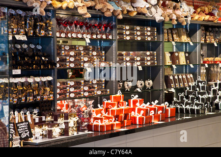 Geschenk-Boxen, Päckchen und Pakete belgische Pralinen auf dem Display Regale in eine Chocolaterie in Brügge (Brugge) Stockfoto