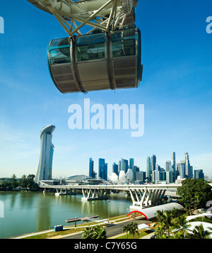 Skyline von Singapur und der Flyer Stockfoto