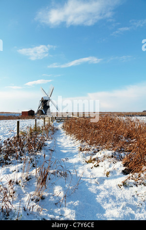 Winterszene von Herringfleet Smock Mill (Windpump), den Norfolk und Suffolk Broads, River Waveney, Suffolk, England, Vereinigtes Königreich Stockfoto