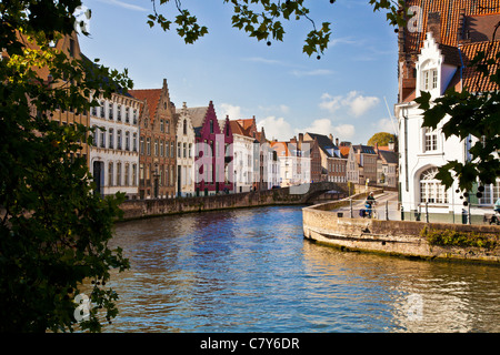 Blick auf Kanal entlang der Spinolarei und Spiegelrei in Bruges,(Brugge), Belgien Stockfoto