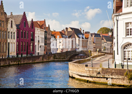 Blick auf Kanal entlang der Spinolarei und Spiegelrei in Bruges,(Brugge), Belgien Stockfoto