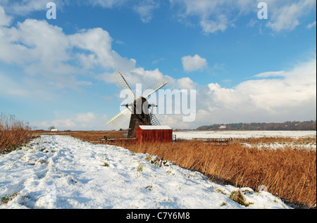 Winterszene von Herringfleet Smock Mill (Windpump), den Norfolk und Suffolk Broads, River Waveney, Suffolk, England, Vereinigtes Königreich Stockfoto