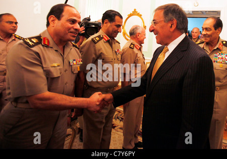 U.S. Secretary of Defense Leon Panetta (R) wird vom ägyptischen Militär bei seinem Treffen mit Feldmarschall Tantawi begrüßt. Stockfoto