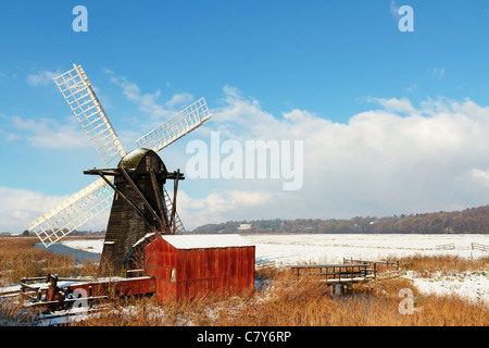 Winterszene von Herringfleet Smock Mill (Windpump), den Norfolk und Suffolk Broads, River Waveney, Suffolk, England, Vereinigtes Königreich Stockfoto